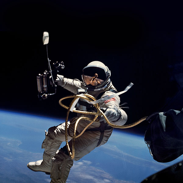 papers.co-mh71-space-instagram-photo-astronaut-wallpaper