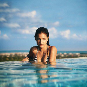papers.co-hd36-barbara-palvin-swiming-sexy-model-celebirty-1-wallpaper
