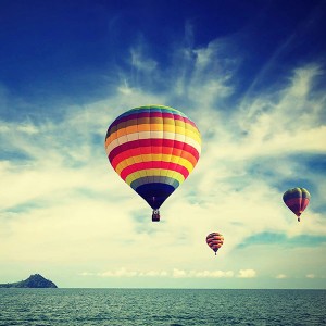 papers.co-mb00-baloon-fly-sea-wallpaper-1-wallpaper