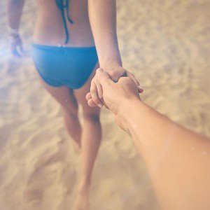 papers.co-ms11-walking-beach-girfriend-vacation-sea-sexy-flare-1-wallpaper